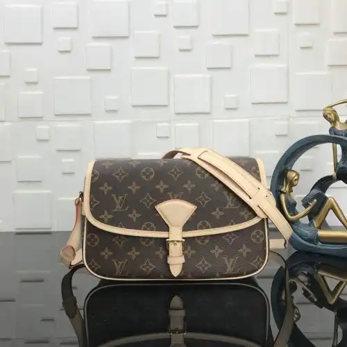 LV Bags 19T1L0472
